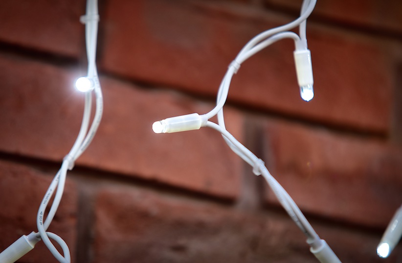 LED Icicle Lights Ice White Twinkling 3m | Lights 4 You Image 4